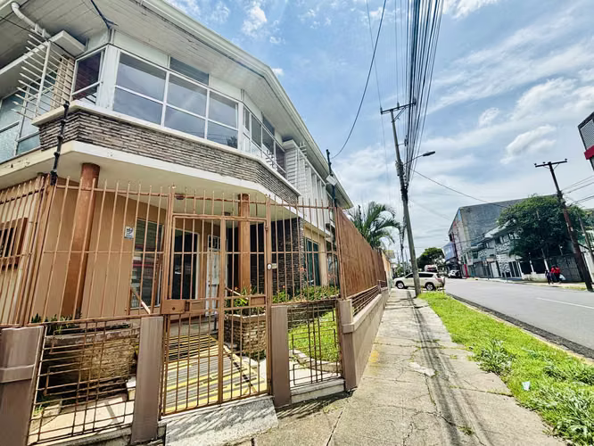 Se VENDE propiedad con casa en Paseo Colón. con uso mixto. - Imagen 2