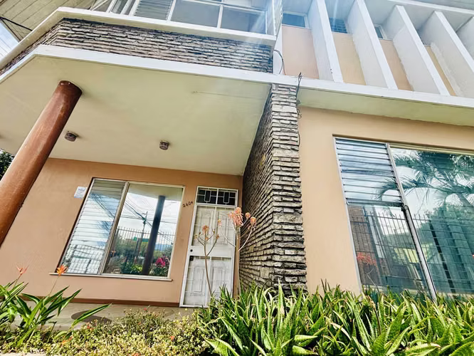 Se VENDE propiedad con casa en Paseo Colón. con uso mixto. - Imagen 3