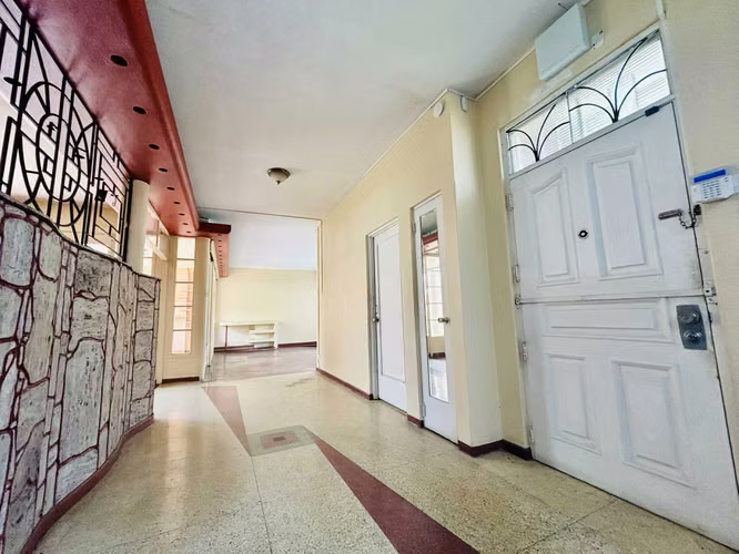 Se VENDE propiedad con casa en Paseo Colón. con uso mixto. - Imagen 4