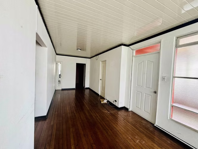 Se VENDE propiedad con casa en Paseo Colón. con uso mixto. - Imagen 14