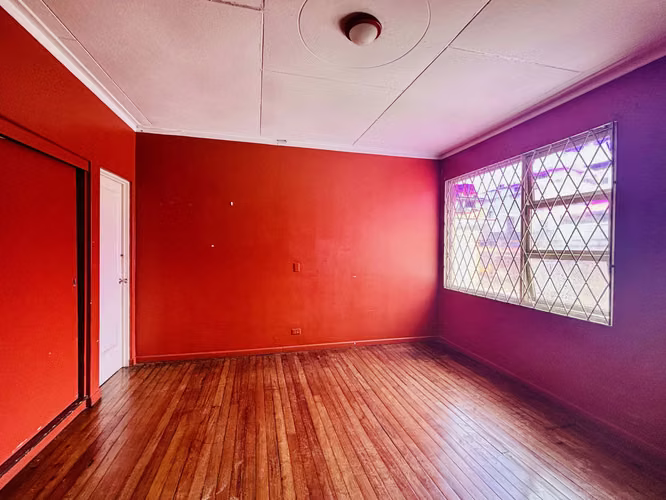Se VENDE propiedad con casa en Paseo Colón. con uso mixto. - Imagen 18