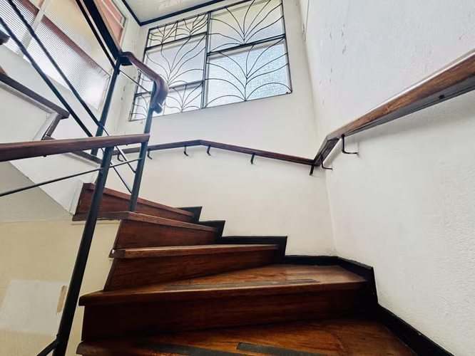 Se VENDE propiedad con casa en Paseo Colón. con uso mixto. - Imagen 13
