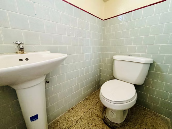Se VENDE propiedad con casa en Paseo Colón. con uso mixto. - Imagen 5