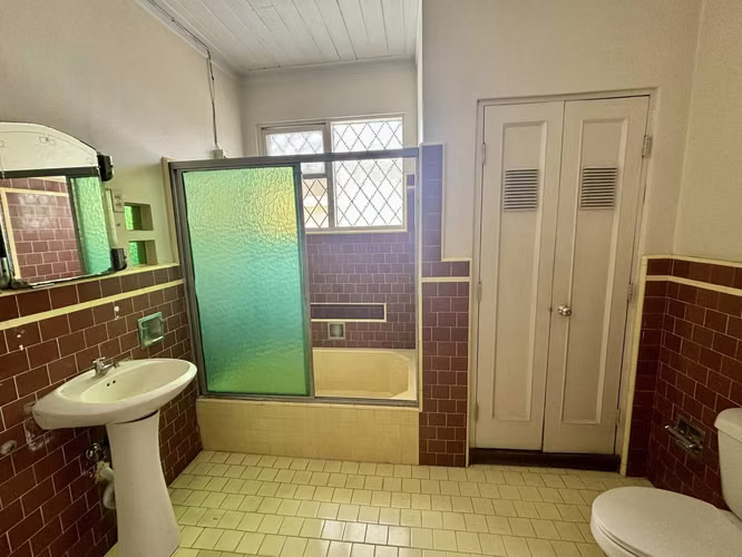 Se VENDE propiedad con casa en Paseo Colón. con uso mixto. - Imagen 19