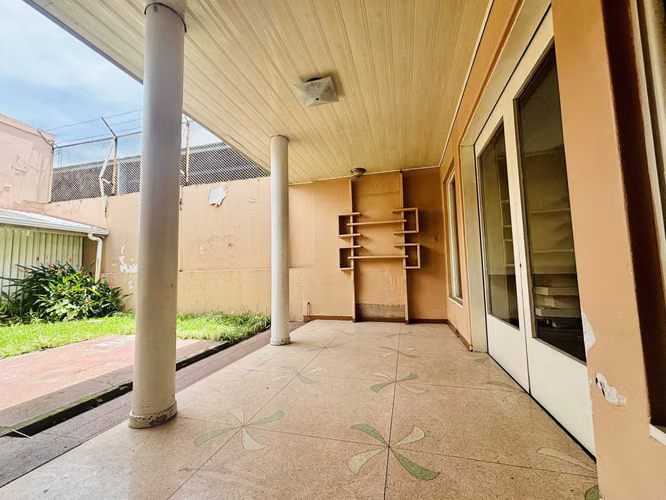 Se VENDE propiedad con casa en Paseo Colón. con uso mixto. - Imagen 11