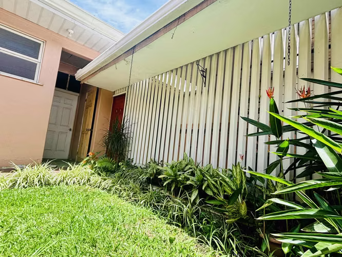 Se VENDE propiedad con casa en Paseo Colón. con uso mixto. - Imagen 12