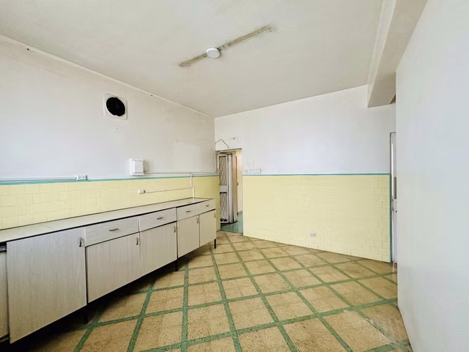 Se VENDE propiedad con casa en Paseo Colón. con uso mixto. - Imagen 20