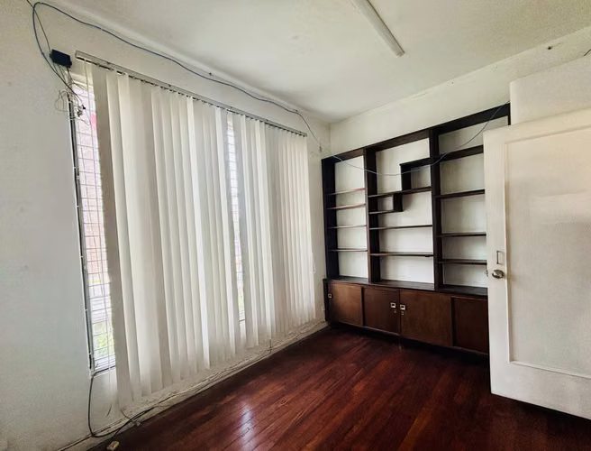 Se VENDE propiedad con casa en Paseo Colón. con uso mixto. - Imagen 10
