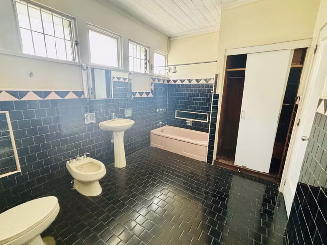 Se VENDE propiedad con casa en Paseo Colón. con uso mixto. - Imagen 16