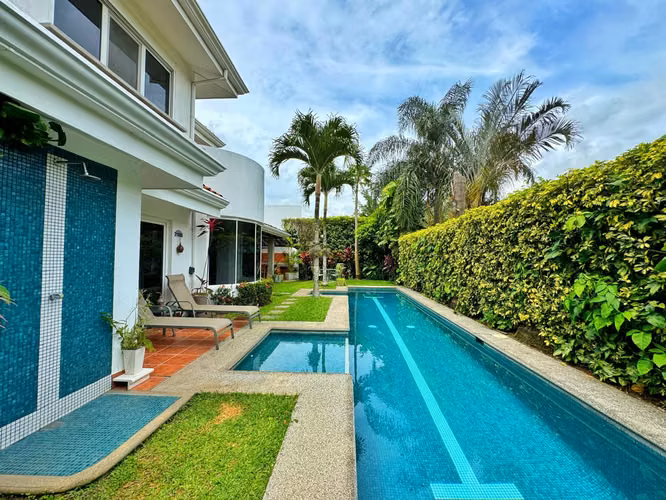 SE ALQUILA / SE VENDE AMPLIA CASA EN SANTA ANA - Imagen 2