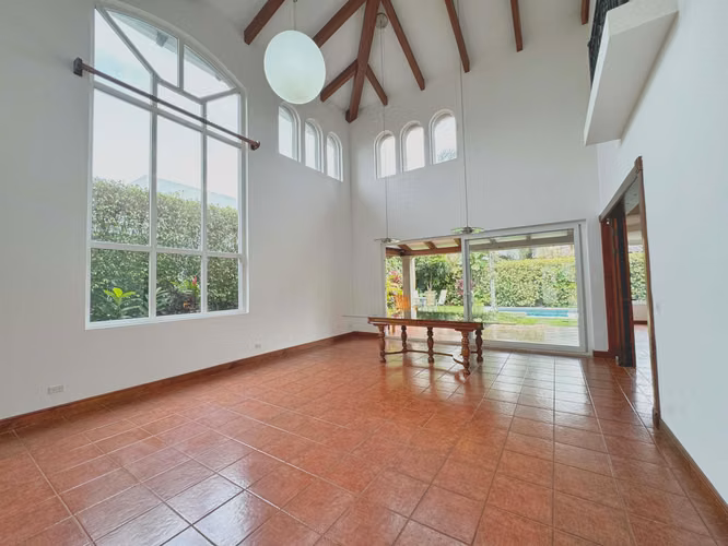 SE ALQUILA / SE VENDE AMPLIA CASA EN SANTA ANA - Imagen 4