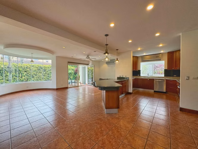 SE ALQUILA / SE VENDE AMPLIA CASA EN SANTA ANA - Imagen 6