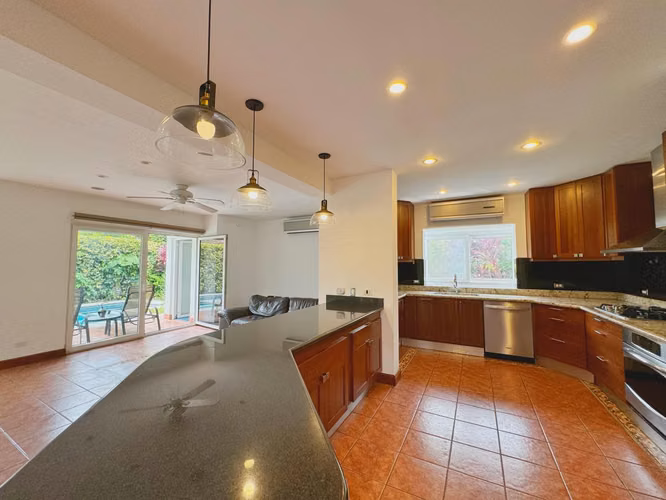 SE ALQUILA / SE VENDE AMPLIA CASA EN SANTA ANA - Imagen 13