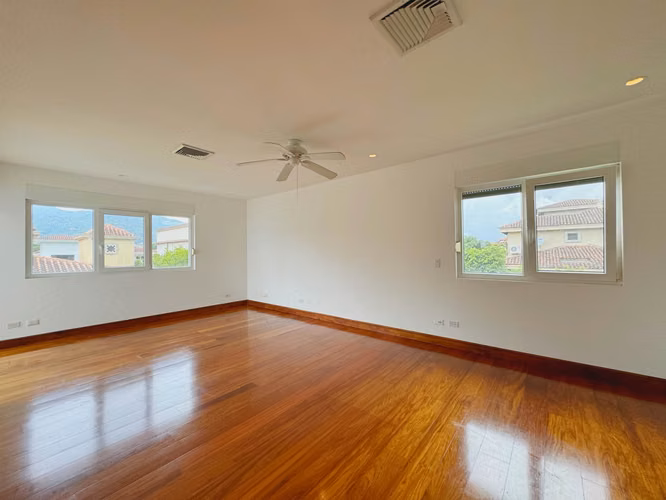 SE ALQUILA / SE VENDE AMPLIA CASA EN SANTA ANA - Imagen 8