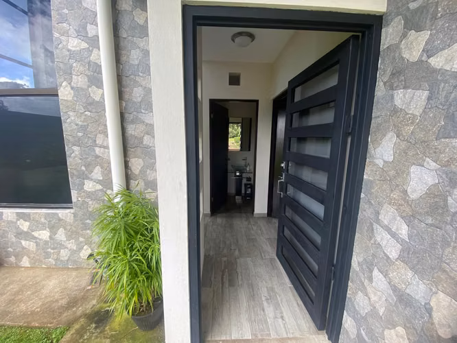 Se vende Casa con apartamento en Condominio en Fraijanes, Alajuela.