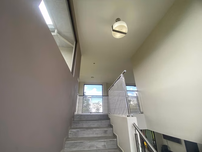 Se vende Casa con apartamento en Condominio en Fraijanes, Alajuela.