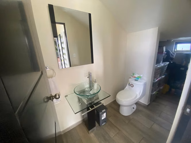 Se vende Casa con apartamento en Condominio en Fraijanes, Alajuela.