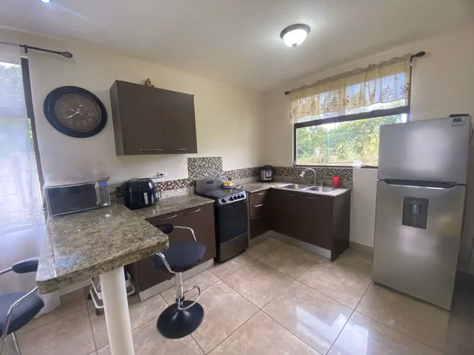 Se vende Casa con apartamento en Condominio en Fraijanes, Alajuela.