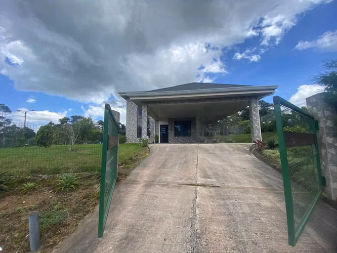 Se vende Casa con apartamento en Condominio en Fraijanes, Alajuela.