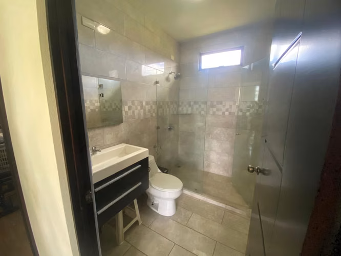 Se vende Casa con apartamento en Condominio en Fraijanes, Alajuela.