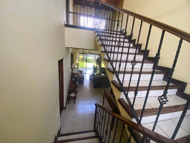 Venta de casa amplia en condominio en San Pablo de Heredia.