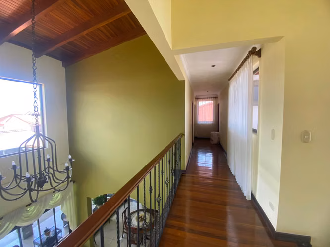 Venta de casa amplia en condominio en San Pablo de Heredia.