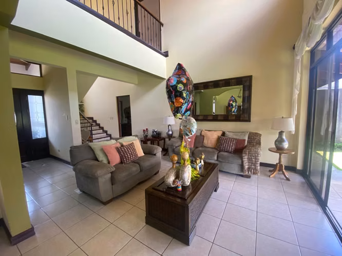 Venta de casa amplia en condominio en San Pablo de Heredia.