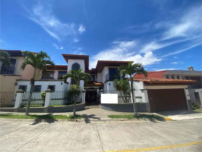 Venta de casa amplia en condominio en San Pablo de Heredia.