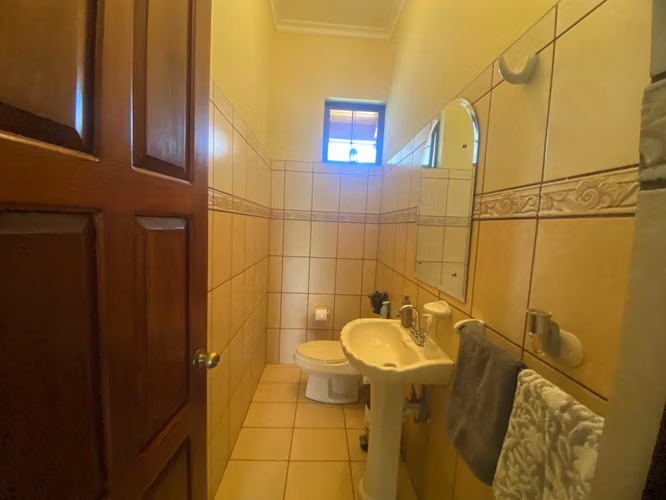 Venta de casa amplia en condominio en San Pablo de Heredia.