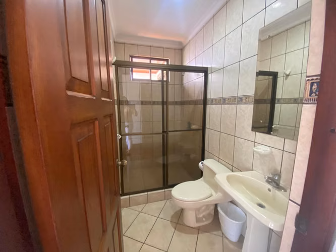 Venta de casa amplia en condominio en San Pablo de Heredia.