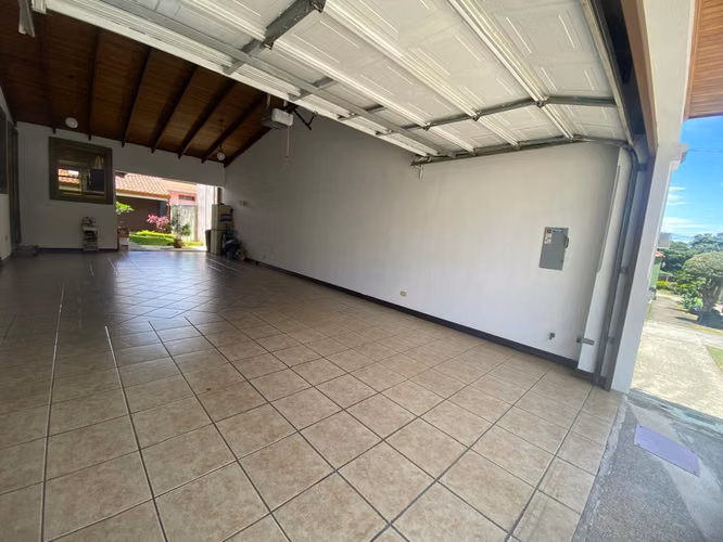 Venta de casa amplia en condominio en San Pablo de Heredia.