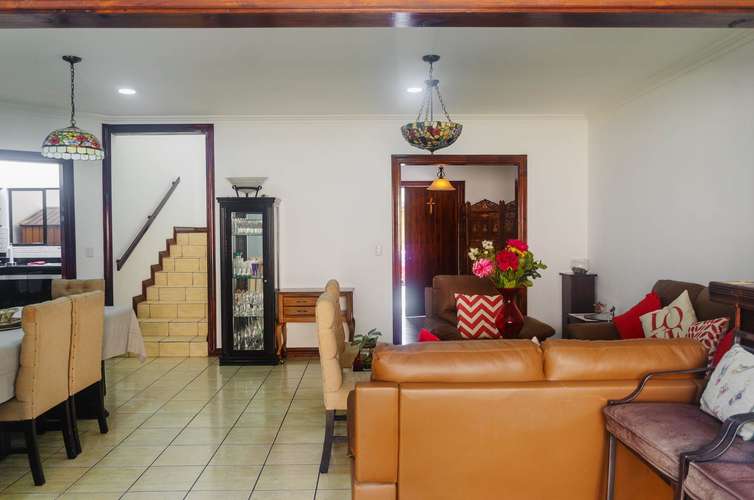 Casa en Condominio Granadilla Curridabat. 5 habitaciones
