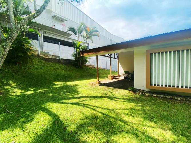 Terreno en venta con almacén y casa en Guayabos - Imagen 2