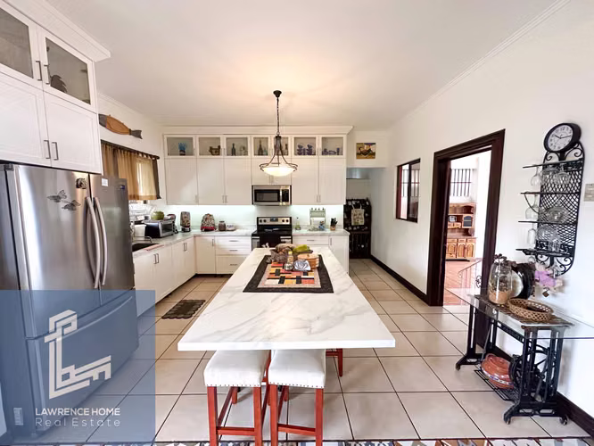 LARGE 3BDR HOUSE WITH HUGE YARD AND 6 PARKINGS IN RIO ORO