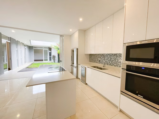 Modern house for sale in condominium in Santa Ana