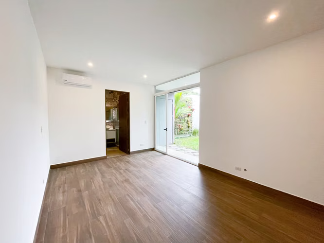 Venta de casa moderna en condominio en Santa Ana - Imagen 17