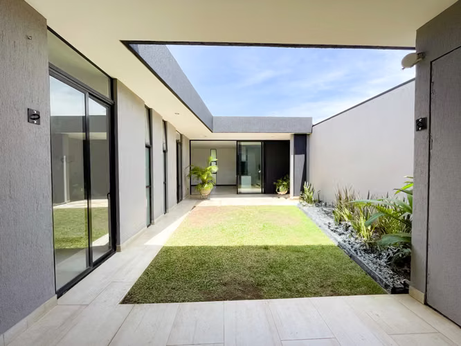 Venta de casa moderna en condominio en Santa Ana - Imagen 7