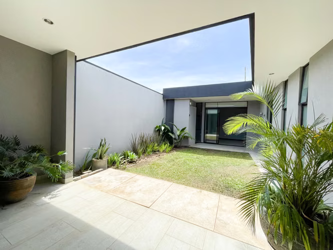 Venta de casa moderna en condominio en Santa Ana - Imagen 5