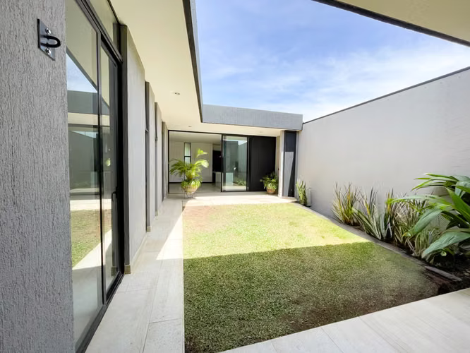 Venta de casa moderna en condominio en Santa Ana - Imagen 3