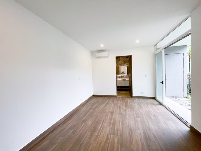Venta de casa moderna en condominio en Santa Ana - Imagen 16
