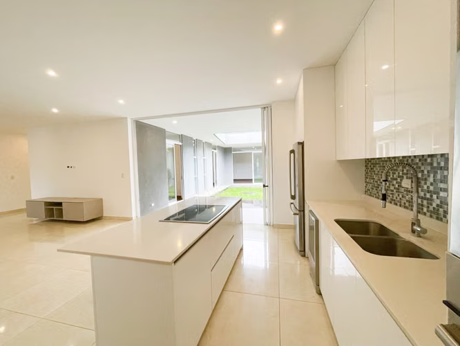 Venta de casa moderna en condominio en Santa Ana - Imagen 2