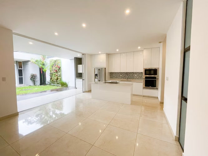 Venta de casa moderna en condominio en Santa Ana - Imagen 8