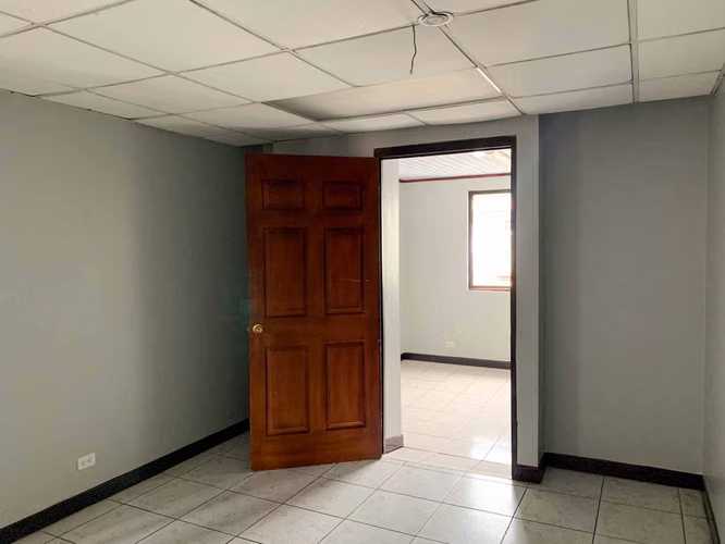 Venta de casa con uso de suelo mixto en Sabana Sur