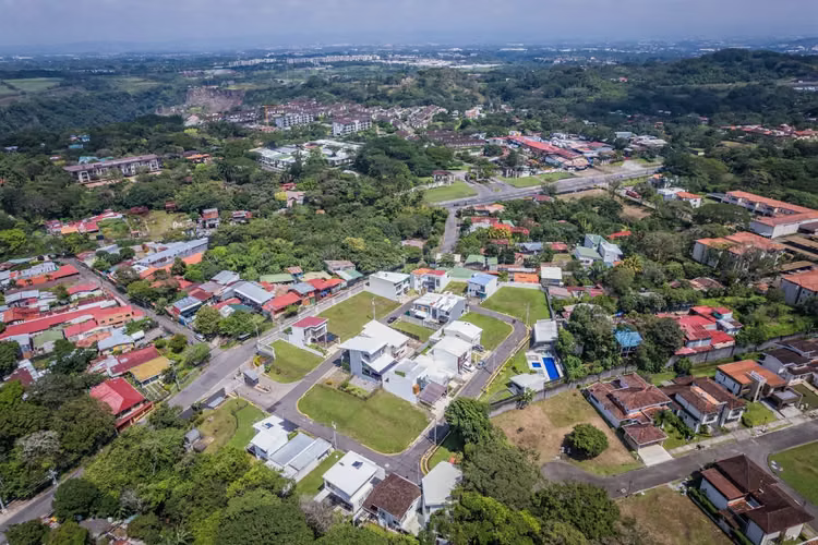 VENTA DE LOTE EN CONDOMINIO ALTANA EN BRASIL DE MORA, SANTA ANA. - Imagen 3