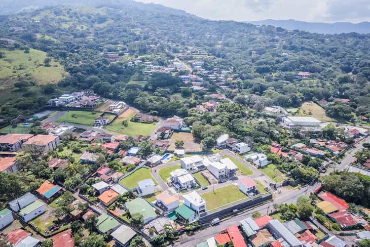 VENTA DE LOTE EN CONDOMINIO ALTANA EN BRASIL DE MORA, SANTA ANA. - Imagen 9