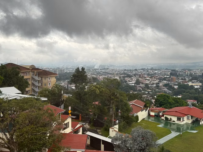 VENTA Casa Bello Horizonte Escazú con preciosa visita. Recién remodelada