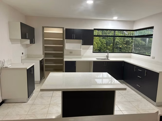 VENTA Casa Bello Horizonte Escazú con preciosa visita. Recién remodelada