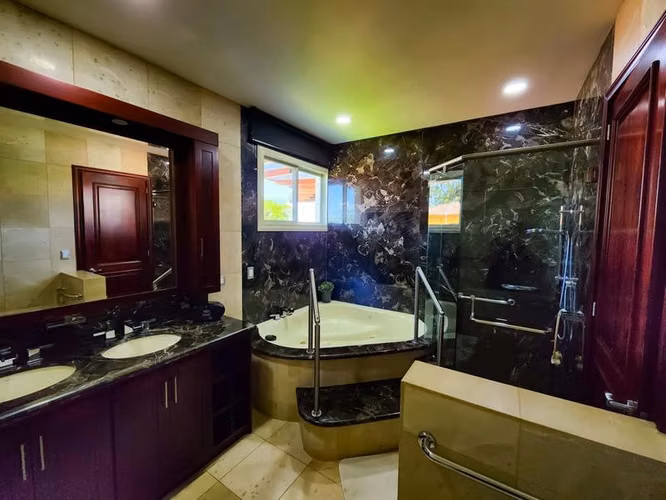 Casa de Lujo, Venta en Curridabat, Cond. Colinas de Montealegre ID20148