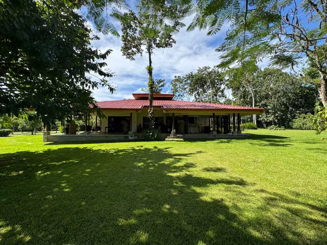 Se VENDE CASA AMOBLADA en Valle Azul, San Ramón de Alajuela