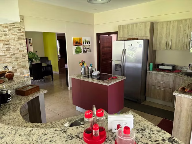 Se VENDE CASA AMOBLADA en Valle Azul, San Ramón de Alajuela